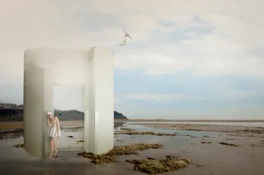 Una bagnante sulla costa, come in un sogno