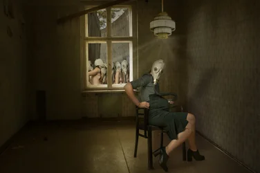 La misteriosa donna con la maschera antigas