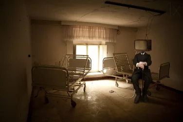 Inquietante figura di una testa da televisore