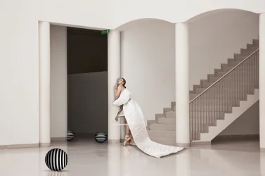 Elegante ballerina in abito bianco
