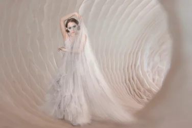 Elegante donna velata