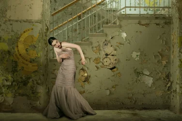 Donna elegante, decadenza senza tempo