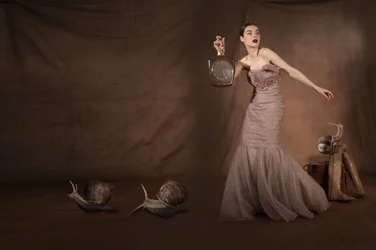 Donna elegante con le lumache