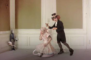 Dramma fantasy sul tema del “tea party”