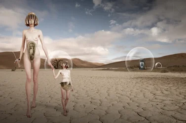 Figure futuristiche del deserto