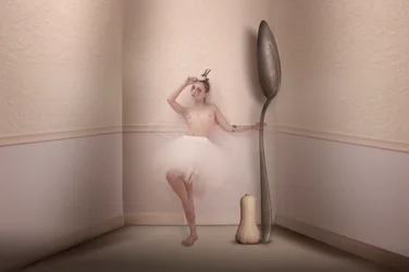 Ballerina con cucchiaio gigante