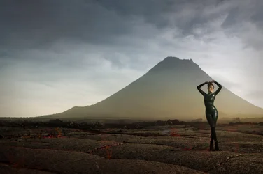 Figura solitaria in un paesaggio alieno
