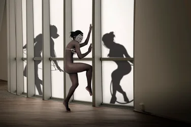 Ombre di una danzatrice mascherata