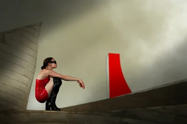 Abito rosso da donna moderna