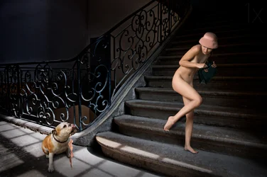 Donna nuda su una scala buia
