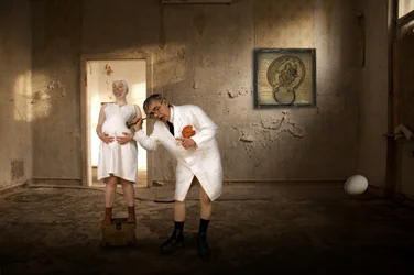 La visita surreale dell’uomo incinto