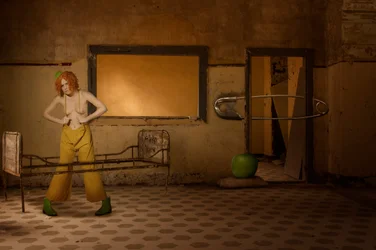 La donna-clown surreale