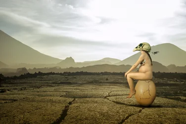 Un parto surreale nel deserto