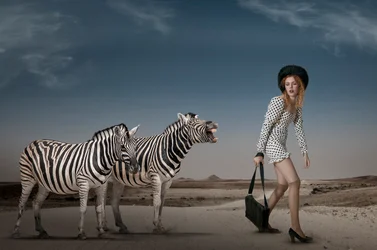 Scena surreale di moda nel deserto