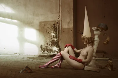 Cappello a cono con nudo surreale