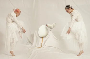 Donne surreali e uova