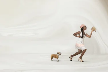 Una donna stravagante e il suo cane