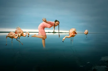 Una donna tra i fenicotteri