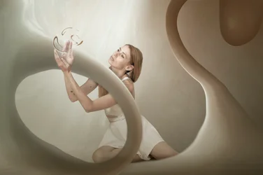 Donna con una lampada in mano