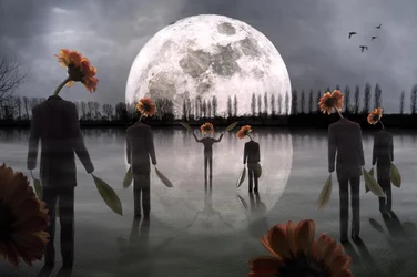 Figure con corone di fiori al chiaro di luna
