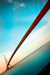 Un ponte moderno e vivace contro il cielo
