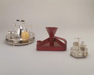 Set di cruet in argento elettroplaccato, Elkington & Co., 1885; candeliere a goccia triangolare in ferro stagnato rosso, Richard Perry, Son & Co., c.1876; set di cruet in argento elettroplaccato, Hukin & Heath, 1885