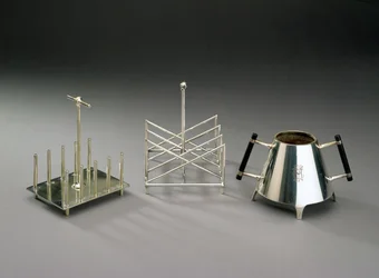 Portatoast con supporti verticali, realizzato da Hukin & Heath, 1878; portatoast a sezione triangolare, realizzato da Elkington & Co., ca. 1875-88; zuccheriera con manico in legno ebanizzato