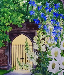 Fiori vicino a un cancello illuminato dal sole