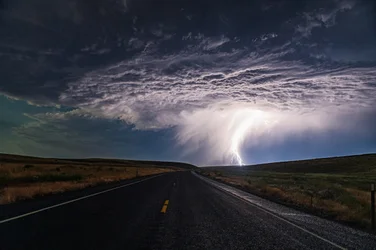 Un fulmine colpisce la strada aperta