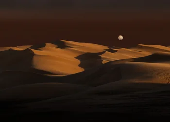 La luna sulle dune dorate