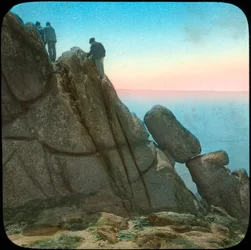 Scalare il Logan Rock, vicino a Treen, Cornovaglia, fine XIX o inizio XX secolo