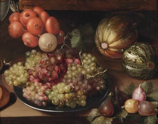 Uva bianca e rossa su un piatto di peltro, un filo di cipolle, due meloni e fichi, il tutto su un tavolo di legno