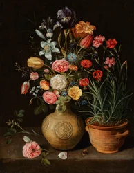 Natura morta con rose, gigli, iris e altri fiori in un vaso di terracotta, con un vaso di garofani e una farfalla su un ripiano