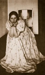 Ragazza in un vestito fiorito, c.1910