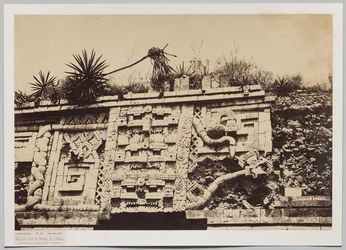 Palazzo delle Monache a Uxmal (dettaglio della facciata del serpente)