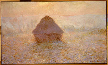 Covoni di fieno, sole nella nebbia