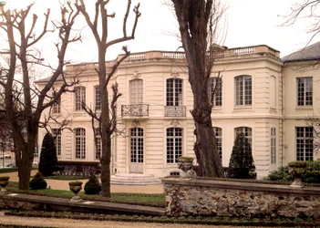 Veduta del palazzo della Contessa Jeanne Becu, Contessa du Barry, amante di Luigi XV