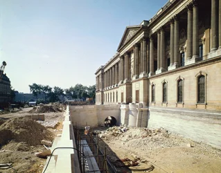 La colonnata del Louvre fotografata durante il restauro, 8 settembre 1966