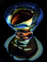 Scultura astratta in vetro dai colori vivaci