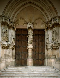 Veduta del portale della Certosa di Champmol. È decorato con cinque sculture realizzate da Claus Sluter (circa 1350 - circa 1405): la Vergine, il duca e la duchessa di Borgogna, san Giovanni Battista e santa Margherita. 1386-1401, Digione (Côte-d