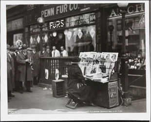 Venditrice di giornali cieca, Fannie Lyons, al suo stand all