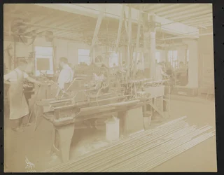 Laboratorio cinematografico Dressler & Co. con uomini che lavorano