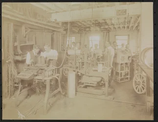 Laboratorio cinematografico Dressler & Co. con uomini al lavoro, New York