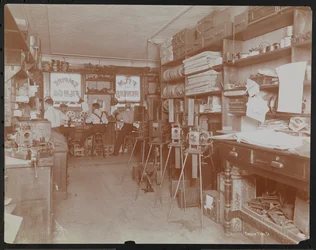 Laboratorio cinematografico Empire Film Co. (possibilmente a Broadway e 55th Street) con uomini che lavorano e bobine di film e telecamere