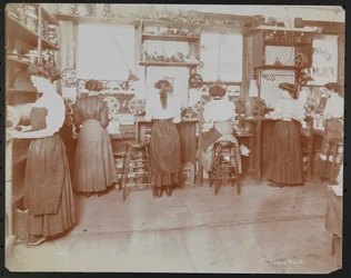 Laboratorio cinematografico Empire Film Co. (possibilmente a Broadway e 55th Street) con uomini che lavorano e bobine di film e telecamere