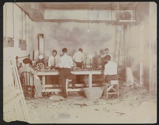 Laboratori cinematografici alla Carlton Motion Picture Co. con cinque uomini e una donna che lavorano con film, giuntura ecc., New York