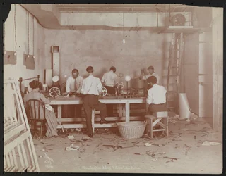 Laboratori cinematografici alla Carlton Motion Picture Co. con cinque uomini e una donna che lavorano con il film, montaggio ecc., New York