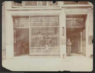 Facciata del primo piano di 122-124 E. 25th Street, il Camera Building, American Cinephone Company, American Kinograph Company e portiere, New York