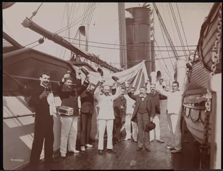 Ufficiali e equipaggio che brindano con champagne e sigari sul ponte della S.S. "Umbria", c.1897 (foto b/n)