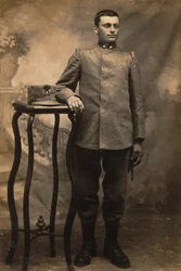Album „Il Regio Esercito (Prima guerra mondiale)“: soldato del 34º Reggimento di fanteria in uniforme da campo